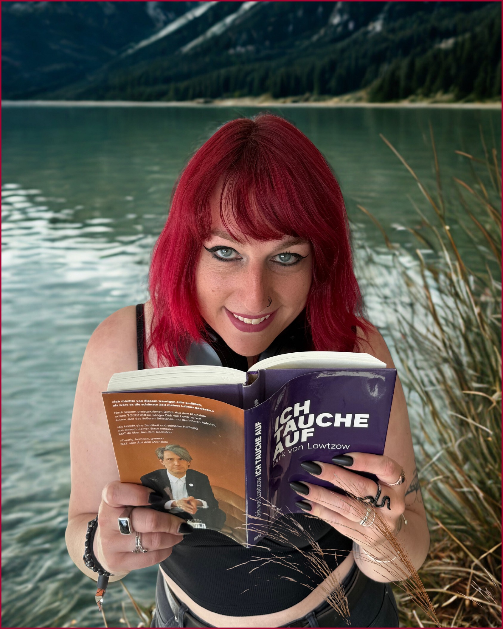 Rezentin Michelle Szellas empfiehlt Dirk von Lowtzows Corona-Tagebuch „Ich tauche auf“ zur Lektüre. Foto aufgenommen am 06.08.2025.